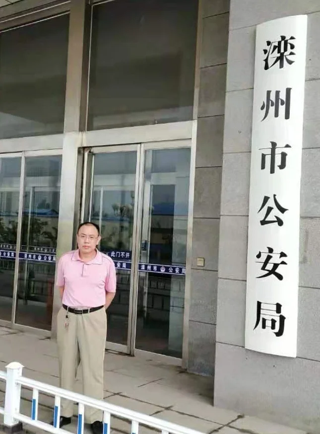 李志敏在灤州市公安局門口。本文圖片均由受訪者提供