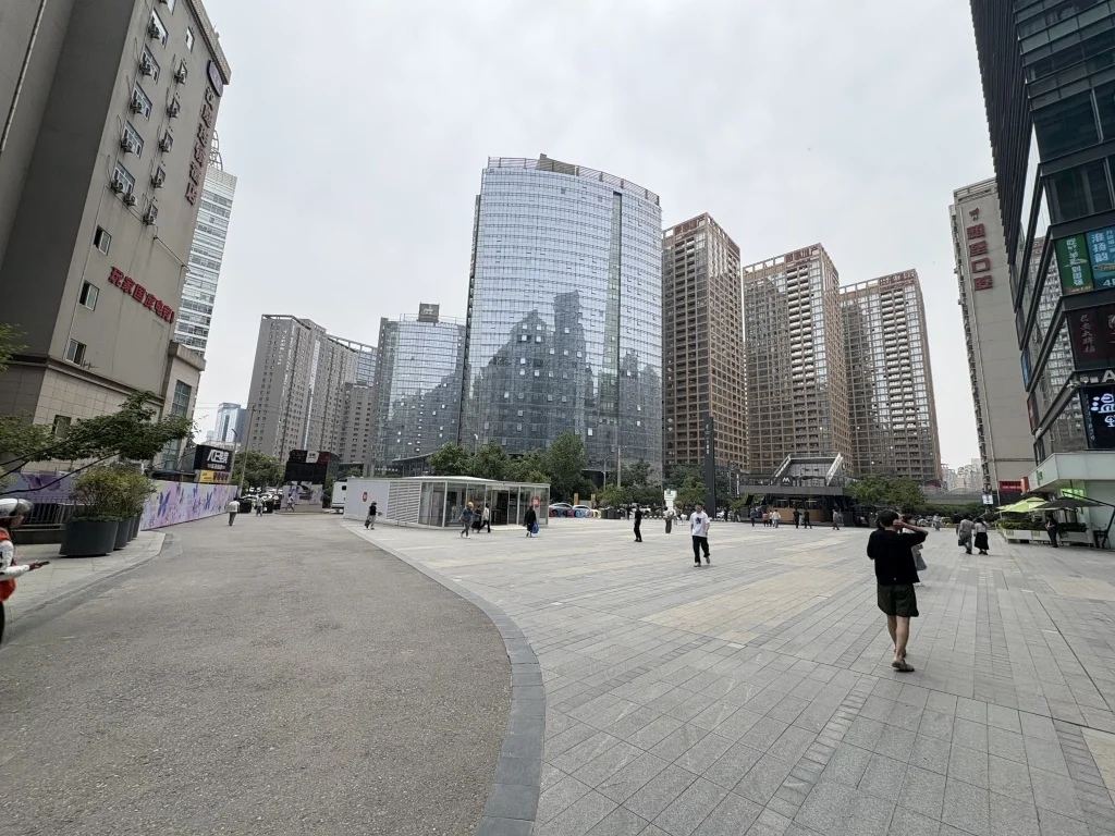 被賣掉的綠地已成商業(yè)項目的小廣場