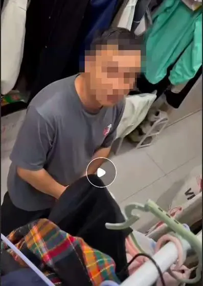 男子出現(xiàn)在女生宿舍（視頻截圖）