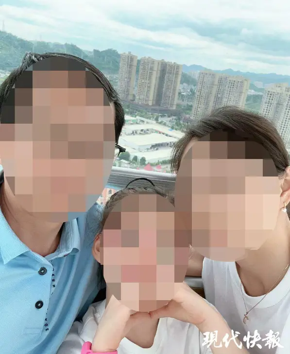 吳某某（左）周某（右）和女兒（中）合影