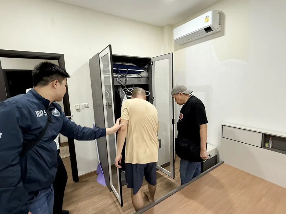 泰國警方搜查案發(fā)住宅/圖源《清萊時報》