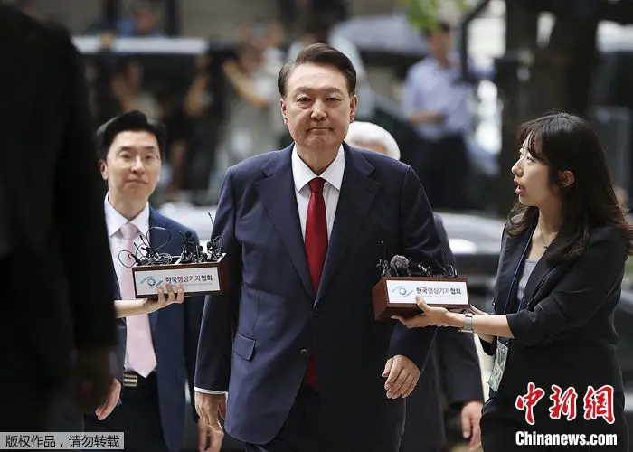 当地时间2025年7月9日,韩国首尔,韩国前总统尹锡悦(中)抵达法院,出席特别检察官要求审查其逮捕令的听证会。图/视觉中国