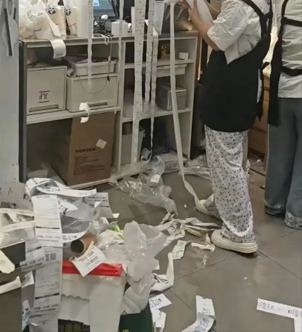 奶茶店“爆单”景象社交媒体截图