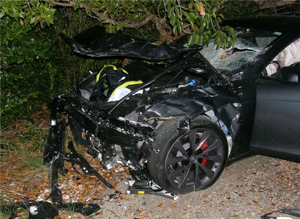 車主開(kāi)啟Autopilot發(fā)生致死事故！特斯拉被判2億美元賠償