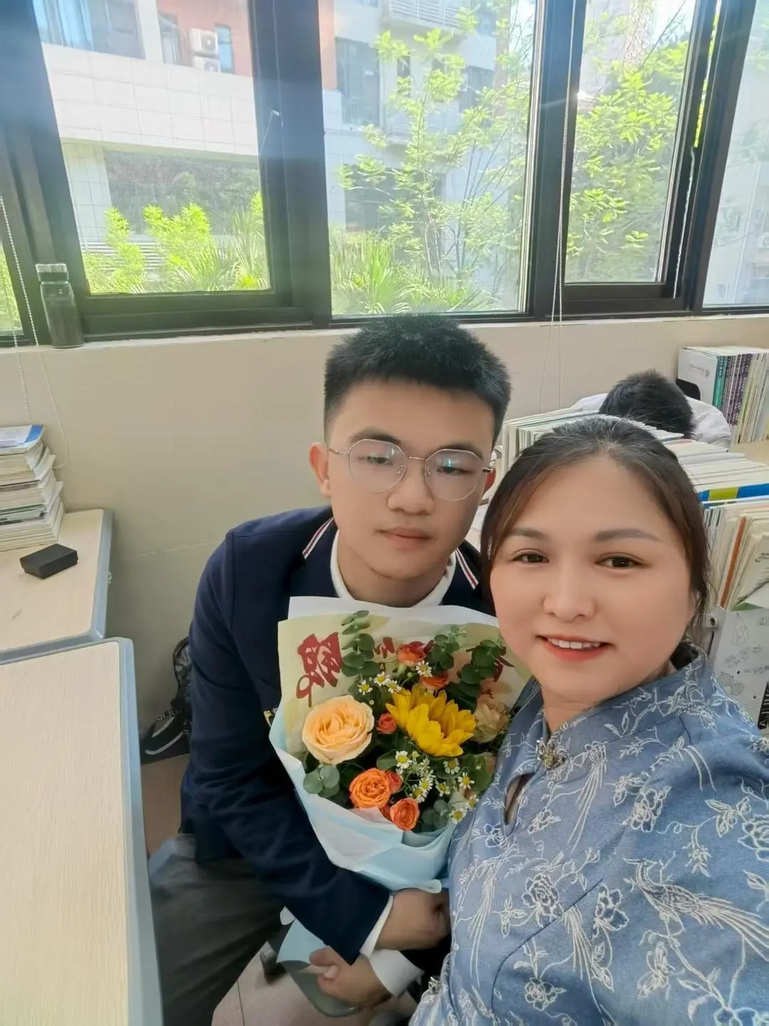 ▲文麗娟和兒子萬(wàn)鑫宇 受訪者供圖
