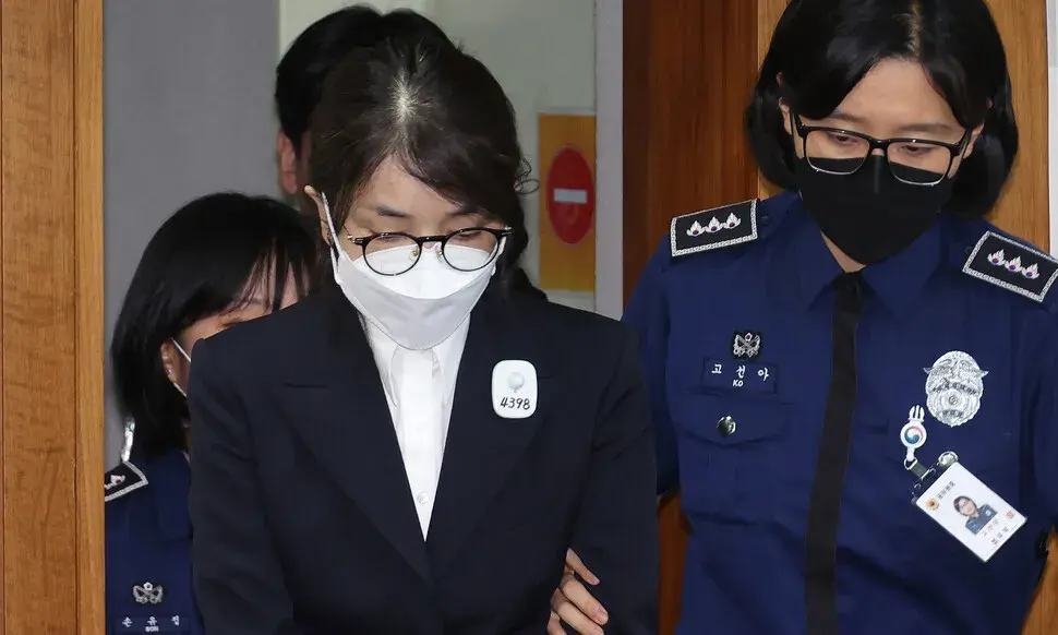 9月24日，韩国前总统尹锡悦妻子金建希以被告身份出庭场景对外公开。