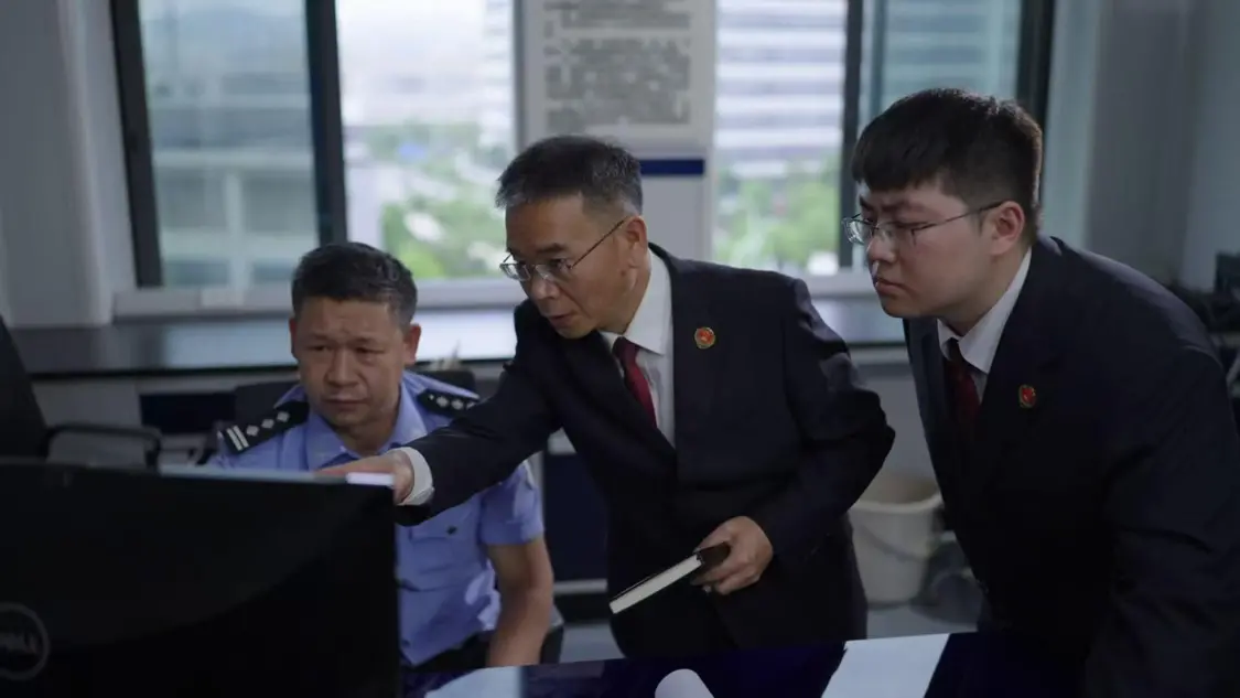 ▲检察官办案工作照,中间为饶建勇