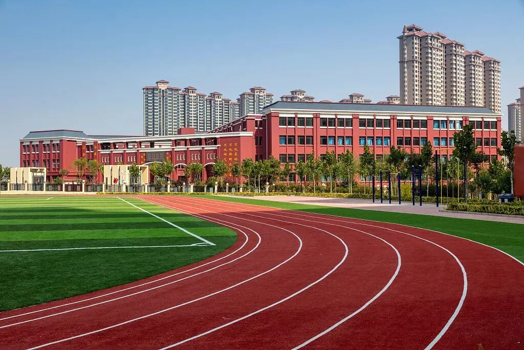 学校的操场跑道 图/视觉中国