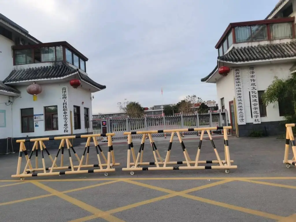 菏泽理工中专校门