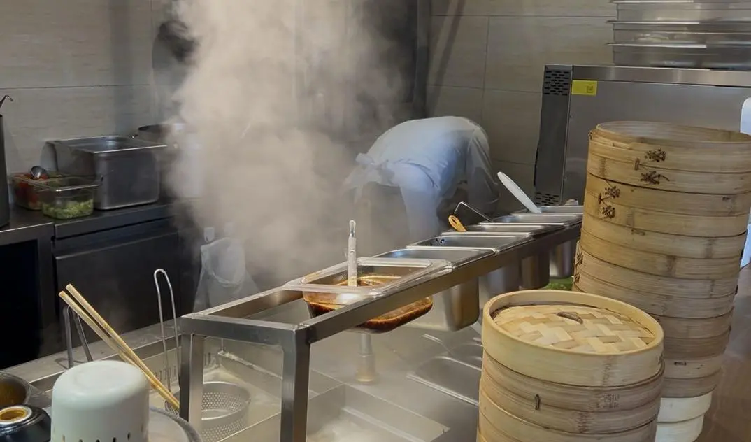 西貝門店透明廚房的煮菜區(qū)