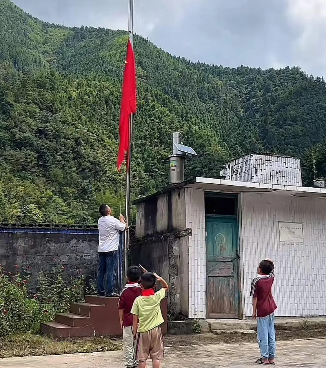 蔣老師帶領(lǐng)3名小學(xué)生升旗（圖源網(wǎng)絡(luò)）