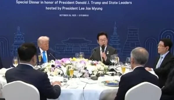 10月29日晚，特朗普和李在明出席APEC峰會晚宴。 視頻截圖