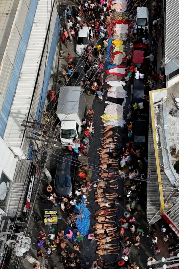 ▲居民將發(fā)現(xiàn)的尸體抬出，集中放置在街道上