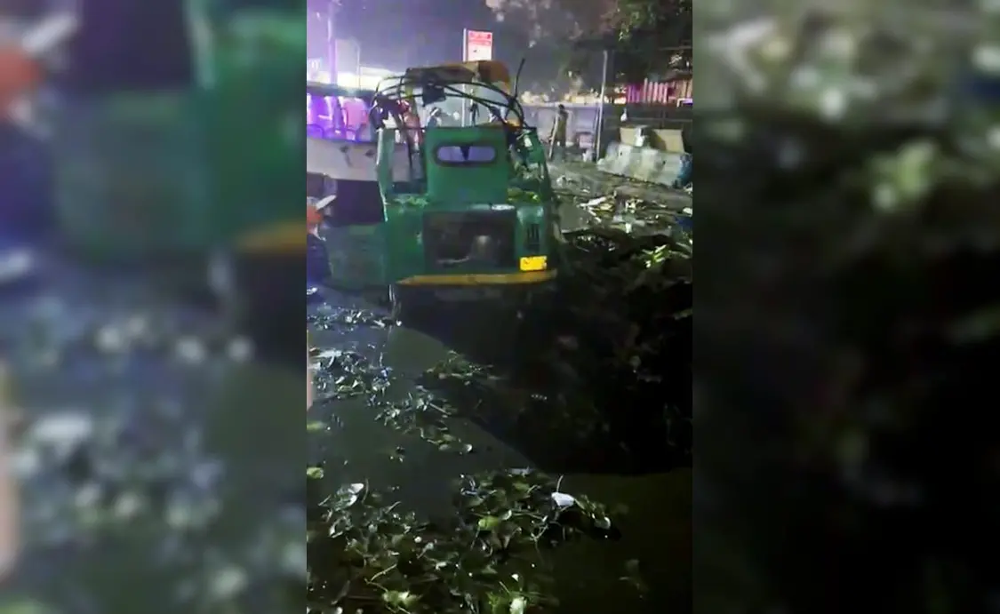 爆炸现场散落的烧焦的汽车残骸以及玻璃碎片 图源：NDTV