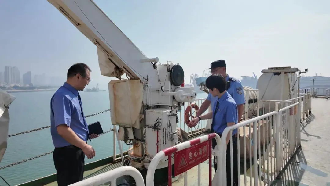 2021年6月24日，检察官到事发船只勘查现场。