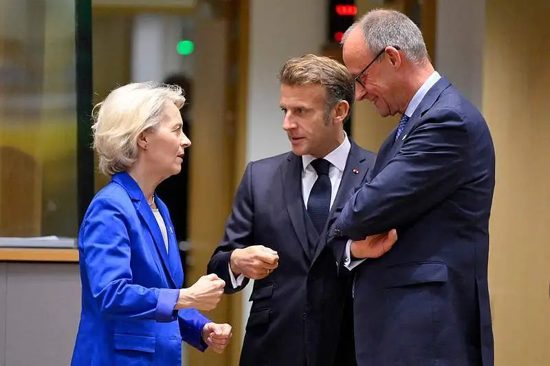 当地时间2025年10月23日,比利时布鲁塞尔,欧盟委员会主席冯德莱恩、法国总统埃马克龙和德国总理默茨交谈。 视觉中国