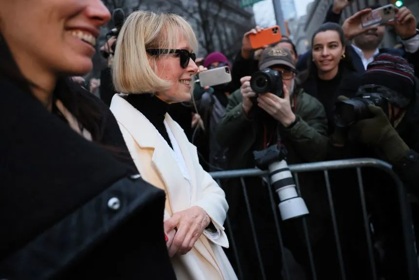 2024年1月26日，卡罗尔在纽约曼哈顿联邦法院结束对特朗普的民事诽谤审判后离开法院。 CNN