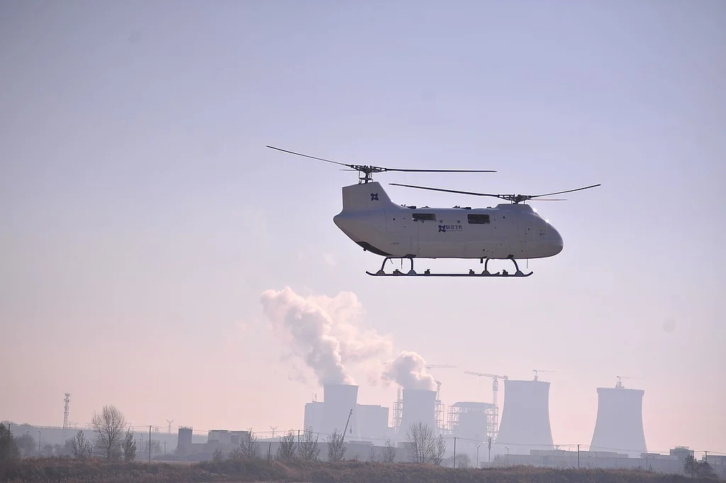 2025年10月30日,哈尔滨,铂影T1400无人直升机平稳升空,完成悬停、航线飞行、精准降落等一系列动作。视觉中国 图