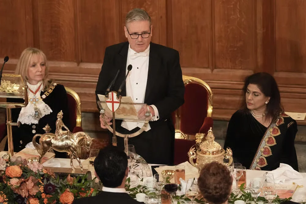 當(dāng)?shù)貢r間12月1日晚間，英國首相斯塔默發(fā)表講話。 英媒