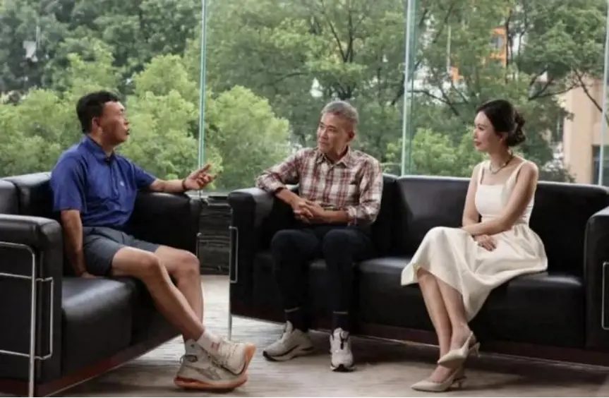 段永平(左)和王石(中)以及田朴珺(右)在对谈