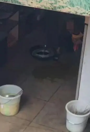 小吃店老人将地面油污收回锅内，老板道歉“做得太错了”