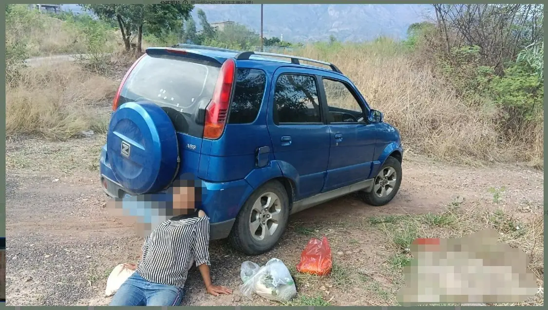 ▲蘭某某在車(chē)輛后方