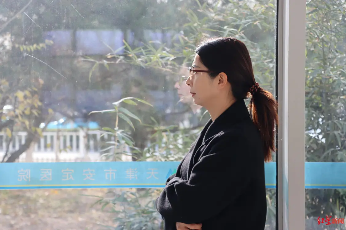▲崔丽丽在安定医院等待就诊
