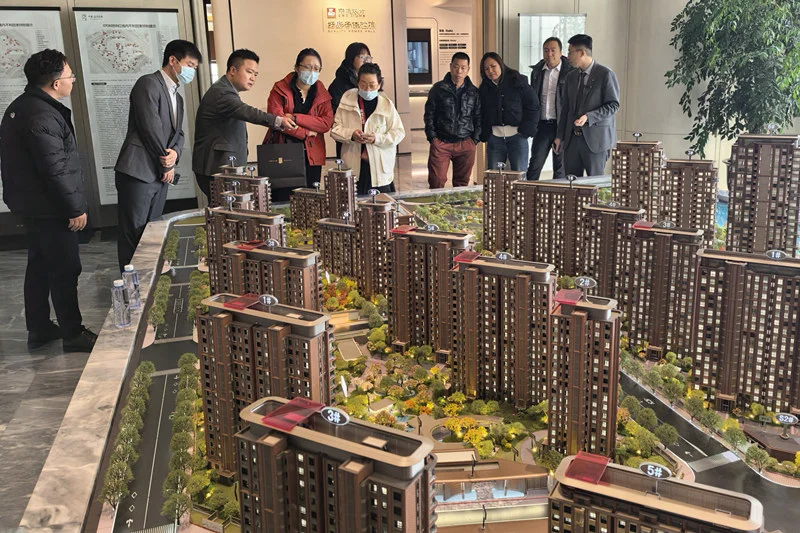 2025年12月,民众在北京一售楼处了解楼盘信息。 IC Photo