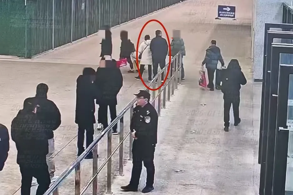 上海松江站，“黑车”司机在出站口揽客。 本文图片均为 上海松江警方 提供