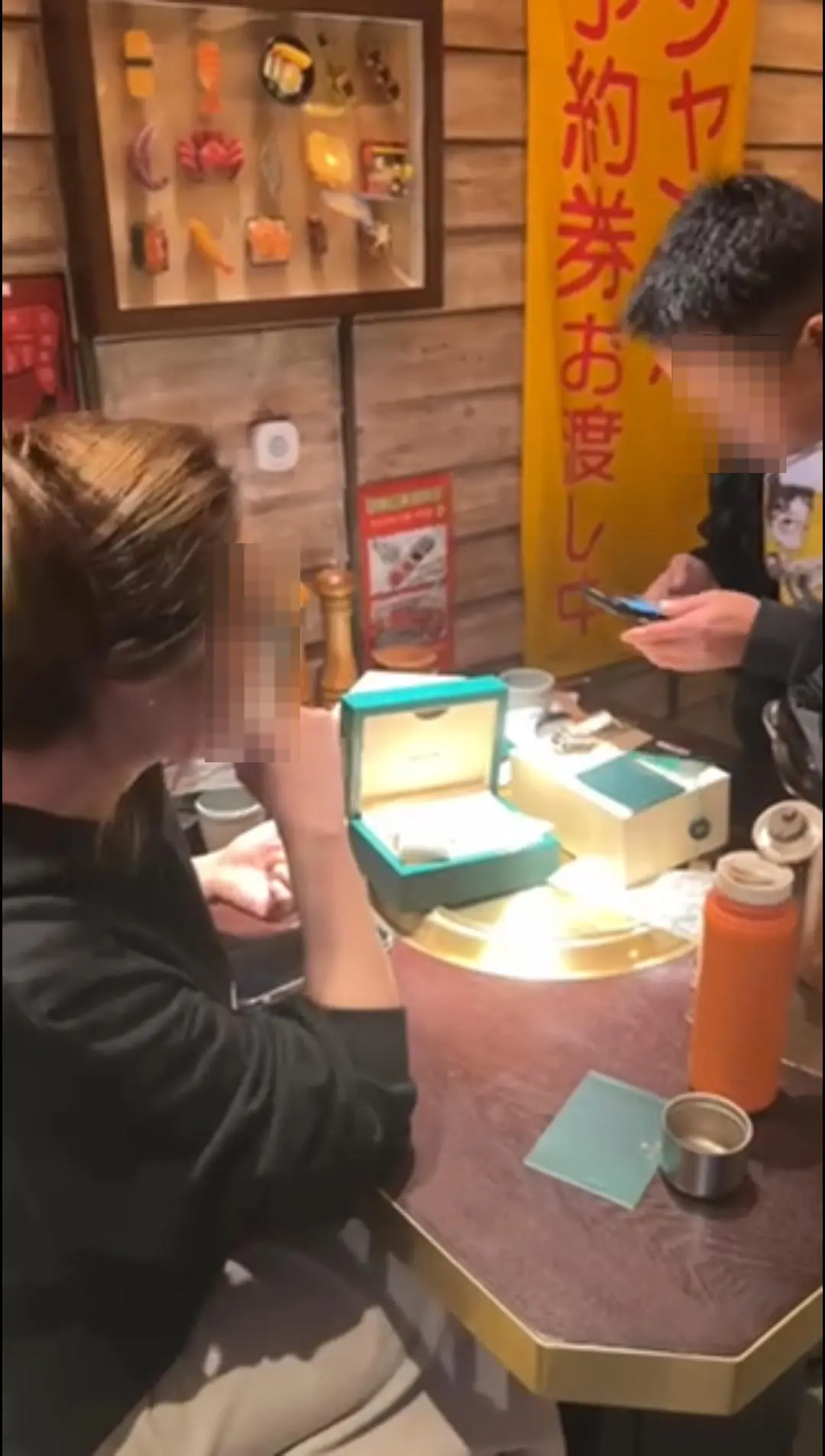 ▲雷某某售卖劳力士的场景，验表师正在验表