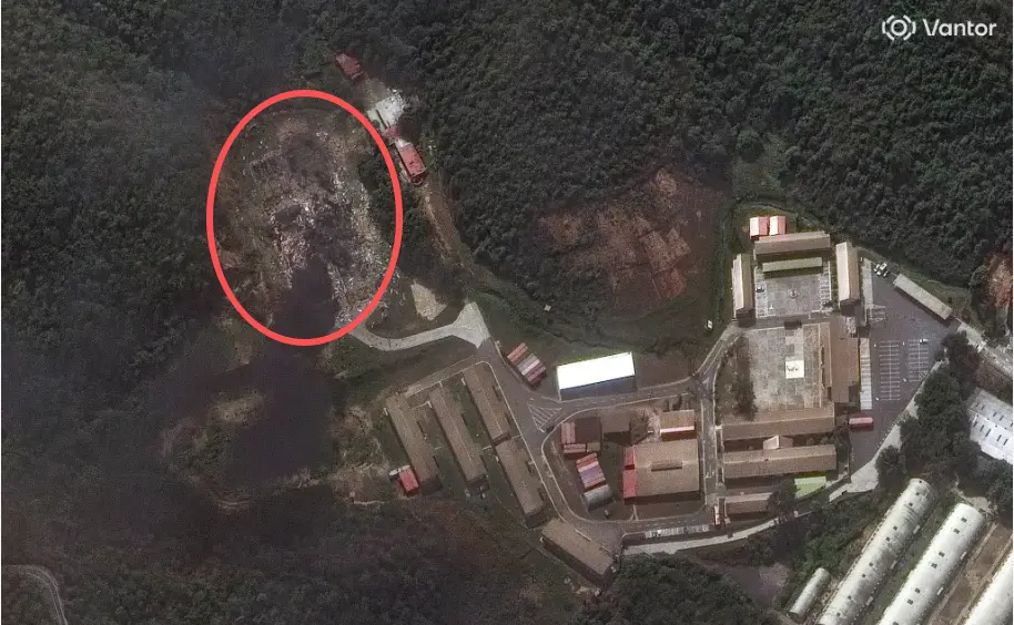 最新卫星图像显示，特蒂乌纳军事基地遭到美军火力的打击，多个建筑物被炸毁。