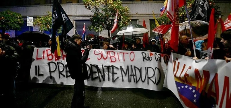 当地时间1月3日，数百名抗议者在美国驻罗马大使馆前谴责美国袭击委内瑞拉。 法新社