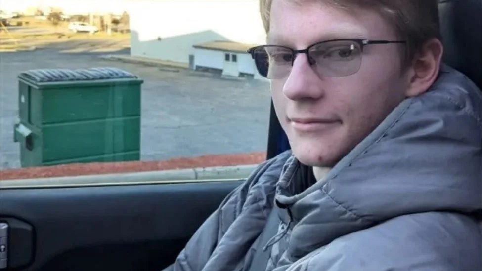 出身“特朗普铁粉”家庭，“连蚂蚁都不会伤害”…闯海湖庄园被杀男子更多信息曝光