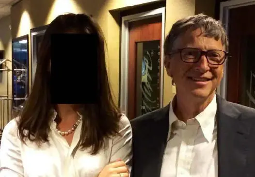 美国国会众议院监督委员会此前公布的文件中，出现盖茨与年轻女性的合照。 英国《金融时报》